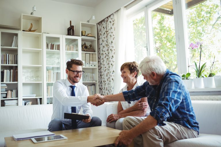 financial advisor shaking hands with senior man 2021 08 28 17 17 58 utc Team Stötzer, Vermögensberater und Finanzberater Augsburg aus Leidenschaft